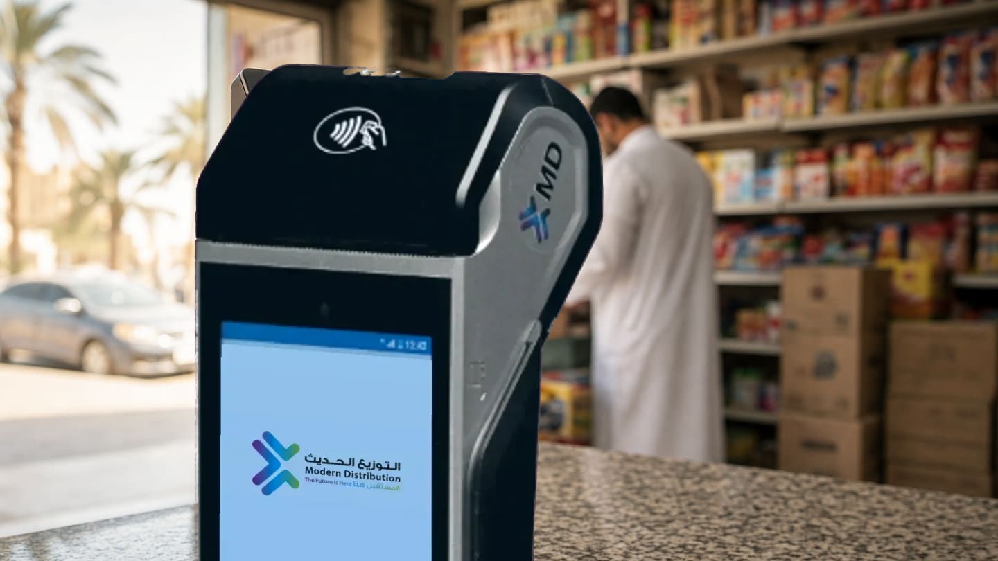 جهاز نقاط البيع من التوزيع الحديث على طاولة محل تجزئة سعودي